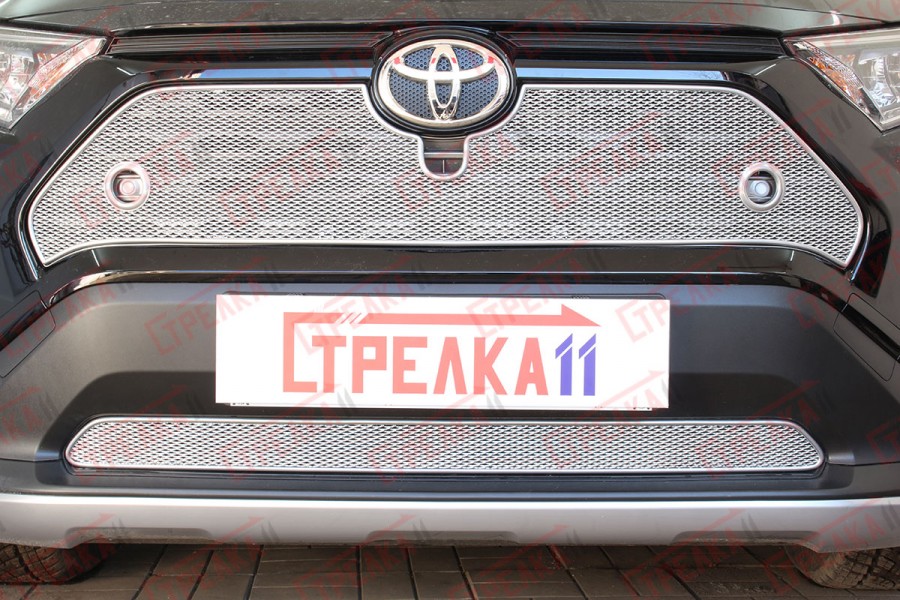 Защита радиатора Toyota Rav4 2019- chrome верх с парктроником и камерой